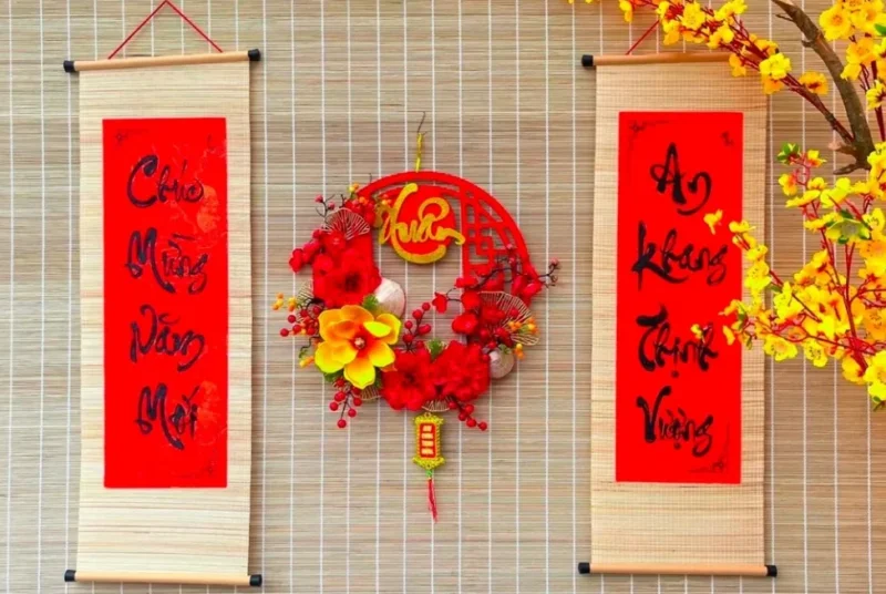 Cách treo câu đối, đèn lồng, tranh Tết để tăng vượng khí, đón tài lộc Cách treo câu đối, đèn lồng, tranh Tết để tăng vượng khí, đón tài lộc