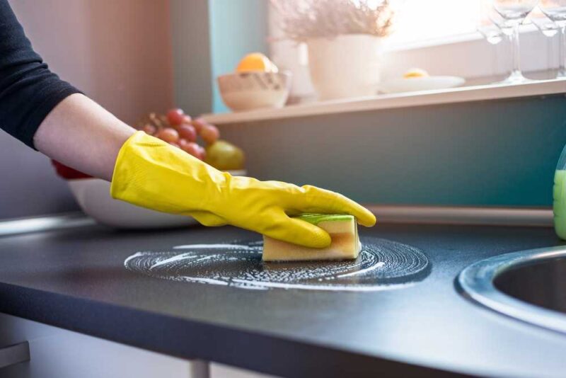 Mẹo vệ sinh tủ bếp gỗ công nghiệp đúng cách – Bền đẹp như mới Mẹo vệ sinh tủ bếp gỗ công nghiệp đúng cách – Bền đẹp như mới