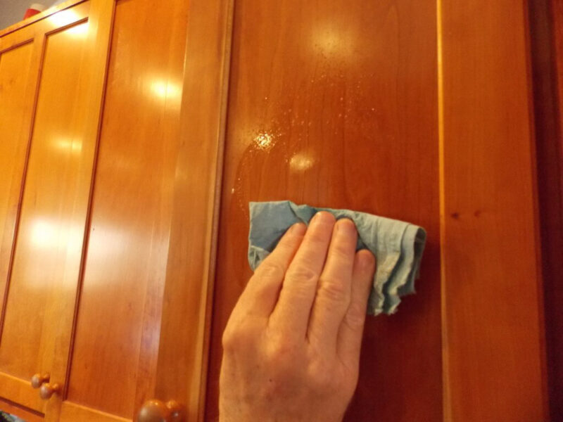 Mẹo vệ sinh tủ bếp gỗ công nghiệp đúng cách – Bền đẹp như mới Mẹo vệ sinh tủ bếp gỗ công nghiệp đúng cách – Bền đẹp như mới