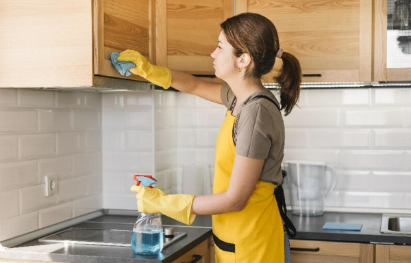 Mẹo vệ sinh tủ bếp gỗ công nghiệp đúng cách – Bền đẹp như mới Tủ bếp gỗ công nghiệp