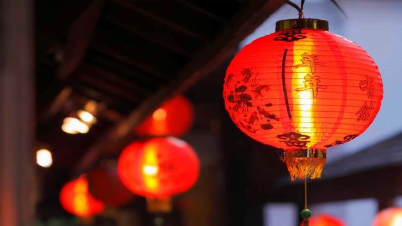 Cách treo câu đối, đèn lồng, tranh Tết để tăng vượng khí, đón tài lộc Cách treo câu đối, đèn lồng, tranh Tết để tăng vượng khí, đón tài lộc
