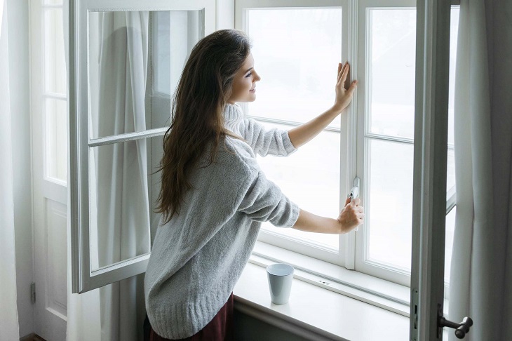 Mẹo hạn chế bụi bẩn trong phòng ngủ hiệu quả Đóng cửa sổ vào thời điểm nhiều bụi