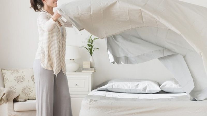 Mẹo hạn chế bụi bẩn trong phòng ngủ hiệu quả Làm sạch nệm và đầu giường
